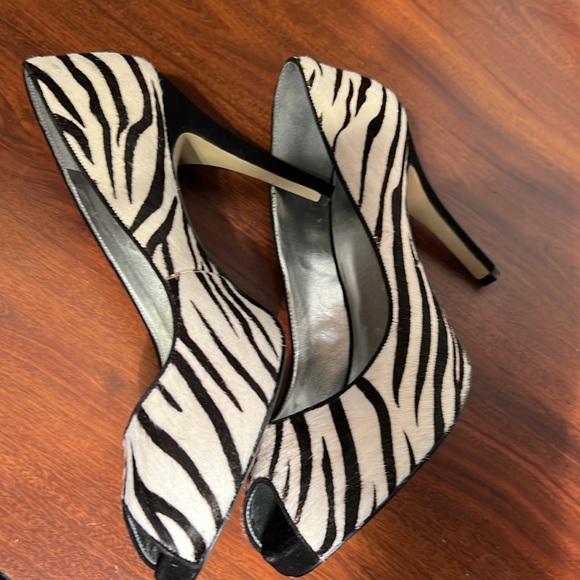 Guess black & white open toed pony hair dyed,4’ pumps - Picture 9 of 10